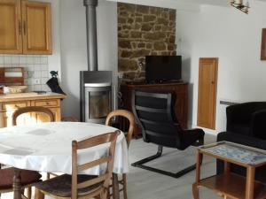 uma sala de estar com uma mesa e uma lareira em Maison Belz, 3 pièces, 4 personnes - FR-1-397-19 em Belz