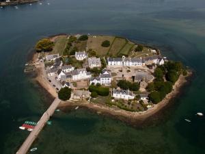 an aerial view of a house on an island in the water at Maison Belz, 3 pièces, 4 personnes - FR-1-397-19 in Belz