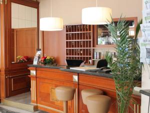 a reception desk in a law office with two lamps at Albergo City Hotel Berlin in Berlin