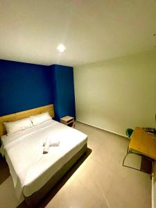 מיטה או מיטות בחדר ב-D'OR Hotel Tengkat Tong Shin