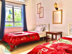 1 dormitorio con 2 camas y ventana en Garden Village Guesthouse & Pool Bar, en Siem Reap