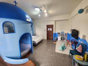 ein Schlafzimmer mit einem blauen Zimmer mit einem Bett darin in der Unterkunft Cute ohpa BnB in Luodong