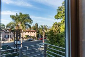 Blick aus einem Fenster auf eine Straße mit Palmen in der Unterkunft Calm & Cozy 2 bedroom Townhome 10 min from Universal Studios in Los Angeles