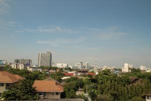 uma vista para uma cidade com edifícios e árvores em Regent Ngamwongwan Hotel em Nonthaburi