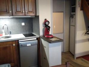 a small kitchen with a red blender on a counter at Appartement Crest-Voland, 1 pièce, 4 personnes - FR-1-733-115 in Crest-Voland