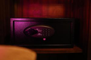 um micro-ondas com um painel de controlo roxo em J Hotel em Jaffna