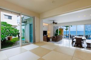 an open living room with a view of the ocean at Coldio Marina Kin B032 in Kin