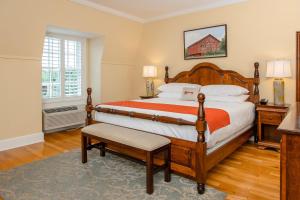 Un dormitorio con una cama grande y una ventana grande. en Mills Park Hotel, en Fairborn