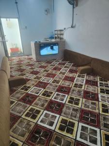 una camera con trapunta sul pavimento di استراحة a Al Maraghah
