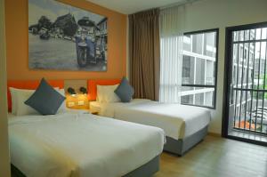 曼谷的住宿－The Iconic Hotel Don Mueang Airport，酒店客房设有两张床和窗户。