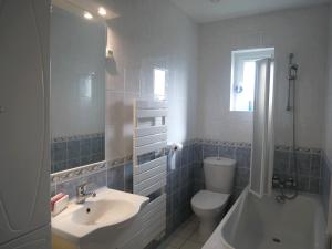 La salle de bains est pourvue d'un lavabo, de toilettes et d'une baignoire. dans l'établissement Maison Sarzeau, 4 pièces, 8 personnes - FR-1-639-27, à Sarzeau