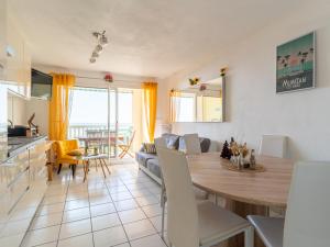 een woonkamer en eetkamer met een tafel en stoelen bij Appartement Mimizan, 3 pièces, 4 personnes - FR-1-50-89 in Mimizan