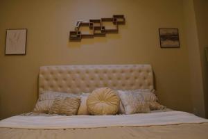 Een bed of bedden in een kamer bij CreamCity Townhome/Free Parking&Central Location