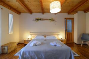 a bedroom with a bed with two towels on it at Bed & Breakfast Ai Fontana in Villar Pellice