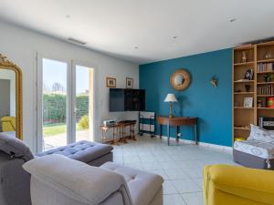 a living room with blue walls and a couch at Maison à Mimizan avec jardin et piscine privée pour 6 personnes - FR-1-50-95 in Mimizan