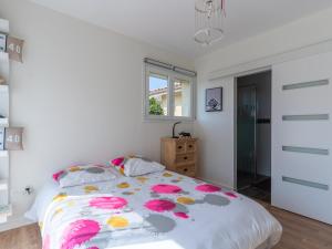 a bedroom with a bed and a window at Maison à Mimizan avec jardin et piscine privée pour 6 personnes - FR-1-50-95 in Mimizan +14 photos