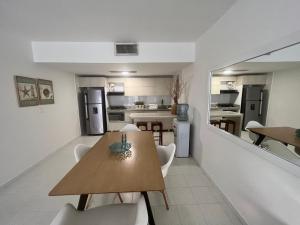 a kitchen and dining room with a table and chairs at Apartamento Premier 5-Edificio Sea View in San Andrés