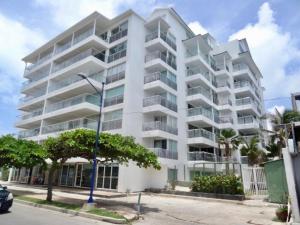 un gran edificio de apartamentos blanco en una calle de la ciudad en Apartamento Premier 5-Edificio Sea View, en San Andrés