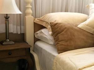 Llit o llits en una habitació de Olive Tree Cottage