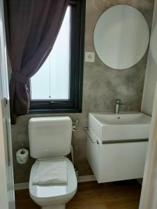 A bathroom at Garda Di Vino Agricamping & Wine Shop Lazise
