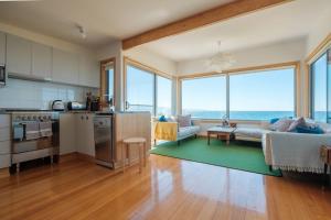 Kuchyň nebo kuchyňský kout v ubytování Awesome Beach House Bicheno