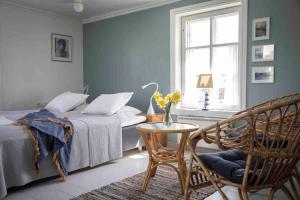 um quarto com uma cama, uma mesa e uma cadeira em Seaside Cottage in Suomenlinna em Helsinque