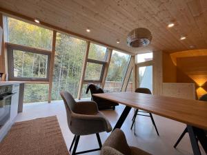 ein Esszimmer mit einem Holztisch und Stühlen in der Unterkunft Mondholz - Urban Inn 24-7 in Innsbruck
