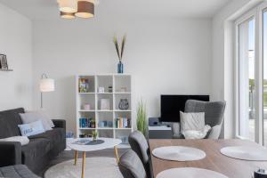 uma sala de estar com um sofá e uma mesa em Weiße Villen Weiße Villen 1-11 em Boltenhagen