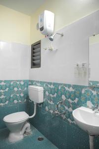 uma casa de banho com um WC e um lavatório em Redstone Service Apartment-TNagar Near USConsulate em Chennai