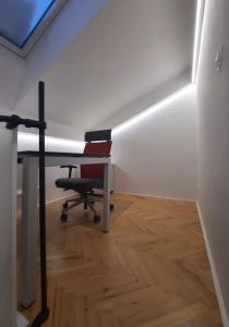 un ufficio con scrivania e sedia in una stanza di Buda-city house a Trnávka