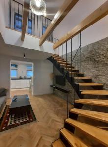 - un salon avec un escalier dans une maison dans l'établissement Buda-city house, à Trnávka