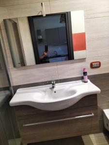 lavabo blanco en el baño con espejo en CASA DAVID, en Manfredonia