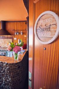 ein Home Sweet Home Schild an der Tür einer Küche in der Unterkunft Amumamaria_ vt in Bermeo