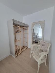 Zimmer mit Stuhl und Spiegel in der Unterkunft Logis La Cabanelle in Athée