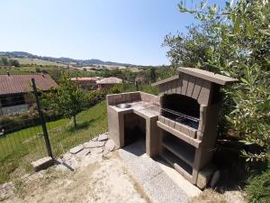 un forno di mattoni in cima a un cortile di Holiday home Tavullia a Tavullia