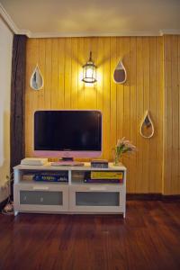 ein Wohnzimmer mit einem Flachbild-TV an der Wand in der Unterkunft Amumamaria_ vt in Bermeo