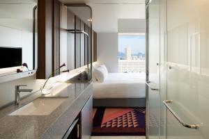Postel nebo postele na pokoji v ubytování HOTEL GROOVE SHINJUKU, A PARKROYAL Hotel