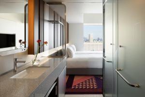 Postel nebo postele na pokoji v ubytování HOTEL GROOVE SHINJUKU, A PARKROYAL Hotel