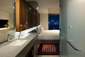 Postel nebo postele na pokoji v ubytování HOTEL GROOVE SHINJUKU, A PARKROYAL Hotel