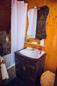 ein Badezimmer mit einem hölzernen Waschbecken und einem Spiegel in der Unterkunft Amumamaria_ vt in Bermeo