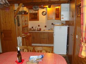 Kuchyň nebo kuchyňský kout v ubytování Chalet Savoyard 8 pers, proche pistes, parking - FR-1-733-1