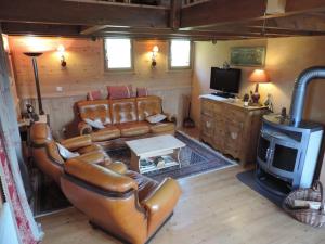 TV a/nebo společenská místnost v ubytování Chalet Savoyard 8 pers, proche pistes, parking - FR-1-733-1