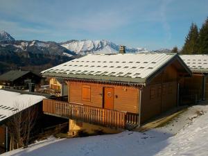 Nespecifikovaný výhled na hory nebo výhled na hory při pohledu z chaty