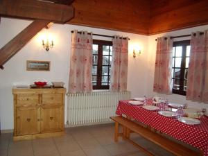 une cuisine avec une table et un chiffon rouge dans l'établissement Chalet spacieux pour 10 pers. avec garage, proche pistes - FR-1-733-7, à Crest-Voland