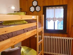 une chambre avec deux lits superposés et une fenêtre dans l'établissement Chalet spacieux pour 10 pers. avec garage, proche pistes - FR-1-733-7, à Crest-Voland