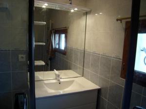 une salle de bain avec un lavabo et un miroir dans l'établissement Chalet spacieux pour 10 pers. avec garage, proche pistes - FR-1-733-7, à Crest-Voland