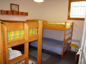 克雷斯特沃朗Appartement 3 pièces, terrasse Sud-Ouest, à 100m des pistes, 6 couchages, village à 500m, garage inclus - FR-1-733-3的一间卧室设有两张双层床和梯子