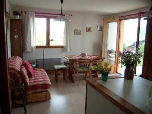 克雷斯特沃朗Appartement 3 pièces, terrasse Sud-Ouest, à 100m des pistes, 6 couchages, village à 500m, garage inclus - FR-1-733-3的客厅里有一张沙发和一张桌子。