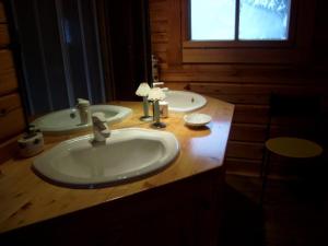 a bathroom with two sinks on a wooden counter at Chalet bois 9 pers, Grand confort, près pistes et commerces, Wi-Fi, Equipé, Parking, Non fumeur - FR-1-733-18 in Crest-Voland +15 photos