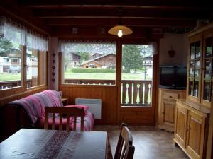 Μια τηλεόραση ή/και κέντρο ψυχαγωγίας στο Appartement 4 pers. avec parking, proche pistes, animaux acceptés - FR-1-733-47